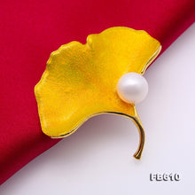 Qalereya görüntüsünə şəkil yükləyin, Sarı gül dizaynlı ağ mirvari broş
